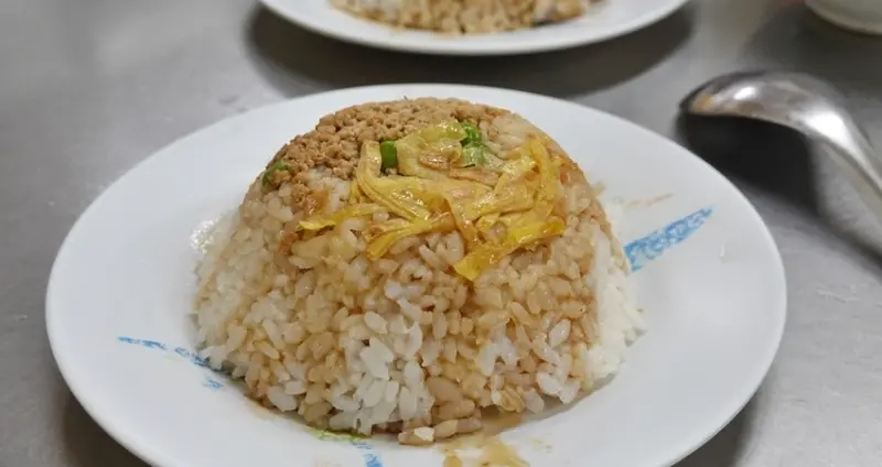 雲林斗六限定小吃！「蕃薯仔炊飯」飄香80年的傳統斗六美食，古早味炊蛋更不能錯過。