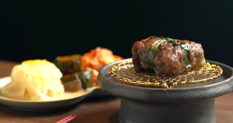 頂級板前燒肉再加1！台北巷弄美食「牛花 USHI HANA」板前燒肉，打造新時尚美食、2880無菜單套餐搶攻OL下班聚會首選。