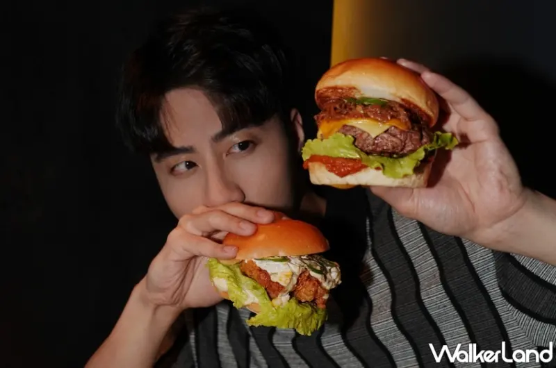 星級雙醬牛肉堡 奶香濃郁的布里歐麵包塗奶油烤過後，夾入混合牛肩胛、前胸、牛小排三種不同部位肉香與油脂的手工漢堡排，佐自製百香果醬與蘑菇洋蔥醬，堆疊切達起司、醃黃瓜、墨西哥辣椒，大口咬下肉汁濃郁豐美，清新酸香百香果醬平衡濃郁肉感。