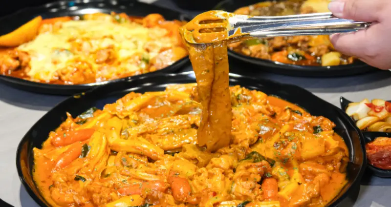 韓國最強燉雞登台！玫瑰奶油燉雞始祖「Twozzim韓國燉雞」整桌5折，3大「隱藏版吃法」獨家搶先看。