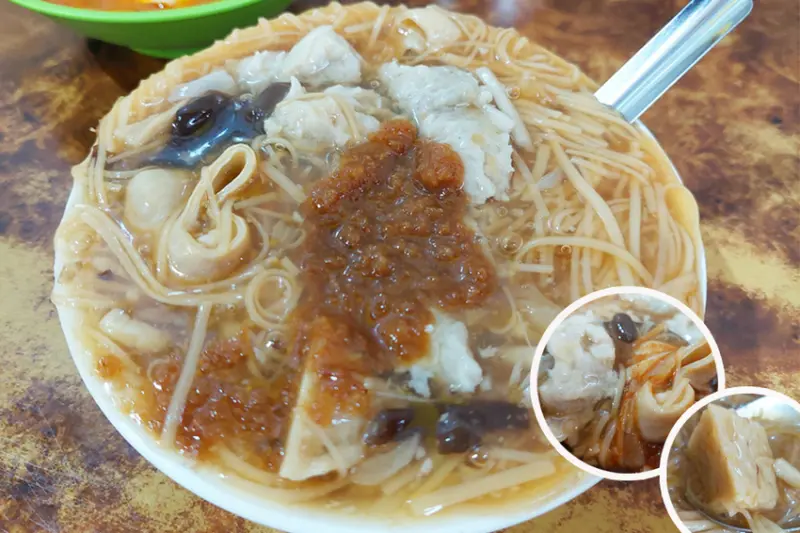 老闆盛到灑出來才滿意!沙茶醬特色麵線羮，同安街麵線羹、臭豆腐都不可錯過平價小吃