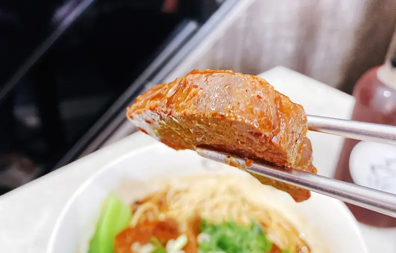 士林牛肉麵│超過30年老字號牛肉麵-天東86牛肉麵(士林店) 湯頭濃郁甘醇，牛肉超嫩又大塊，用料實在的文青牛肉麵店│榮獲台灣500盤美食推薦