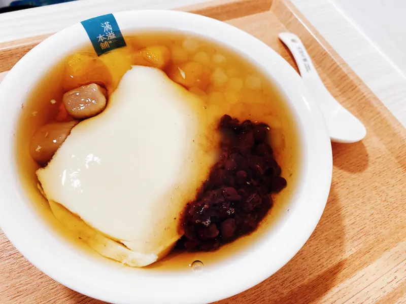 三重豆花│滿溢本舖豆花，台灣超過50年古早味豆花，匠人精神傳承第三代，仙草、剉冰、雪花冰，再推日本宇治金時抹茶剉冰，夏天必吃冰品│滿溢豆花