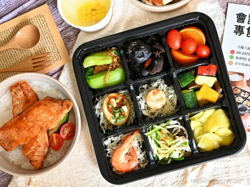 台中市南屯區台中會議便當推薦，豪華九宮格便當，菜色豐富，四月優惠加10元多兩樣配菜