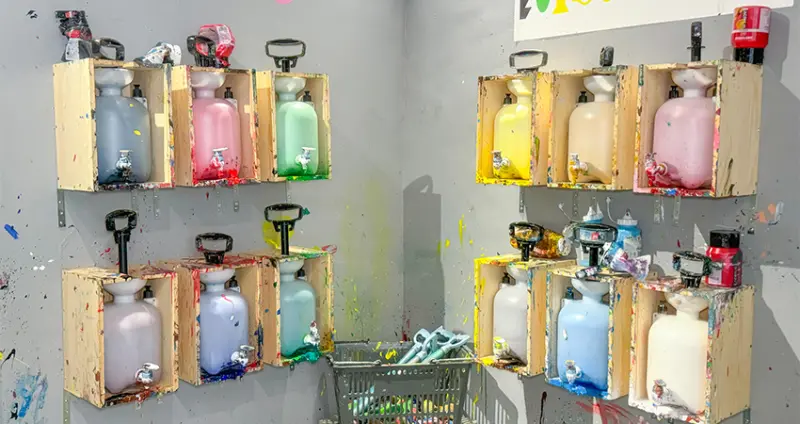 南港人來這！台北室內景點推薦「大天才動感の沙龍」親子＆約會都適合，拿水槍噴灑無限顏料超紓壓。