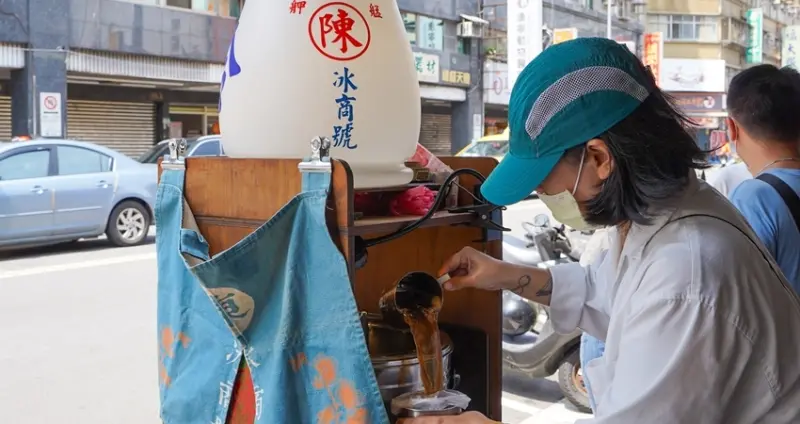 紅茶控都拿家庭號水壺去買！艋舺美食傳奇「陳冰商號」，開攤一小時就賣完的古早味紅茶冰。