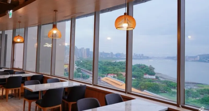 淡水人衝最美鐵板燒！180度夕陽景觀餐廳「明水然•樂」進軍淡水，超難訂位無菜單鐵板燒揪吃。