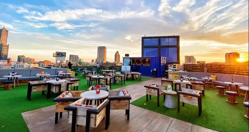 加1元多一套！高雄英迪格酒店「一泊二食、單身限定入住」加1元送早午餐、鹽酥雞拼盤、啤酒無限暢飲。