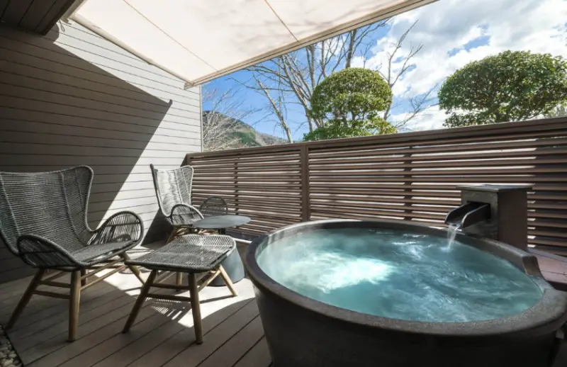 溫泉露天溫泉的客房不僅能在信樂燒製的浴缸中享受取自箱根十七湯之一的「宮城野溫泉」