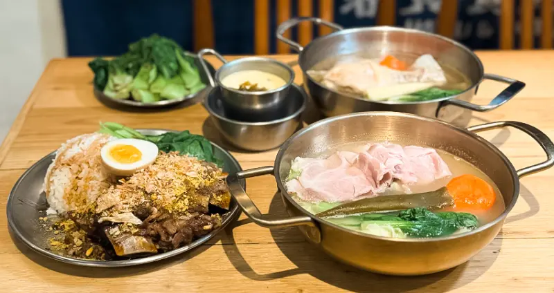 被餐廳耽誤的玩具店！台北永春站美食「春寅食堂」菜單主打雞白湯麵必吃，上班族午晚餐首選。