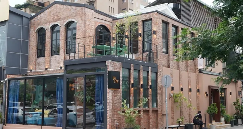 居然有東泉辣椒調酒！不只是早午餐餐廳、咖啡廳，台中復古老宅「Lay Low」夜晚化身摩登酒吧，全預約制社交沙龍。