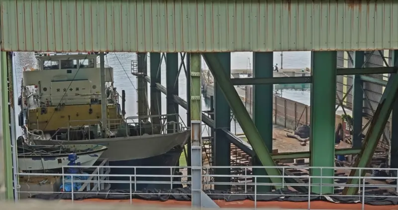 回訪率最高的基隆咖啡廳！造船廠正對面、正港工業風「萬祝號」，肉桂捲、鳳梨冰美式推薦必點。