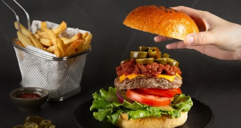 漢堡買一送一！台北萬豪「豪享吃堡」漢堡、指定飲品買一送一，搶攻大直人必吃美食清單。