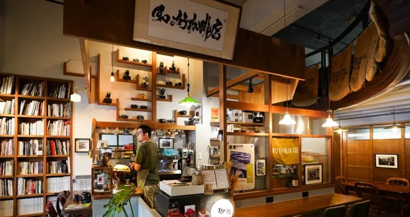 彷彿置身日本雜誌場景！日式高雄咖啡廳、古董相機展覽館「和好珈琲店」，攝影迷絕對要蒐藏的文青咖啡店，肉桂捲推薦。