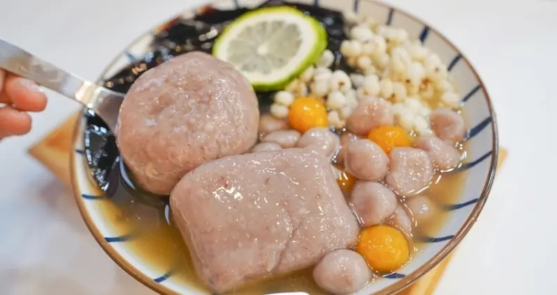 拳頭大的芋圓、兩顆只要15元！席捲西門町美食圈的巨無霸芋圓「王福芋圓」，檸檬仙草消暑又飽足，芋圓控必衝。