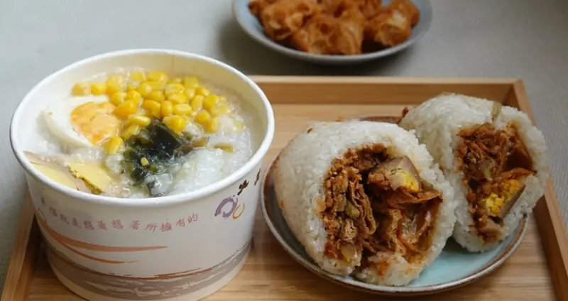 賴床就吃不到！台中傳統早餐「日出廣東粥」，份量飽滿的皮蛋瘦肉粥、飯糰，銅板價就吃得到。