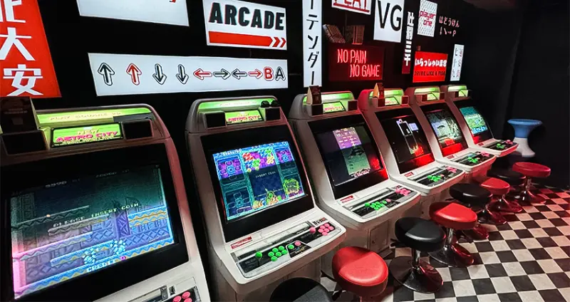 復古遊戲機台免費玩！台北動漫酒吧「SPEEDRUN by VG Taipei」連菜單都超有特色，店內處處都是細節。