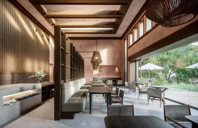 飯店座落在一個安靜的別墅區