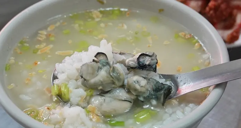台中第五市場排隊美食老店！「樂群街蚵仔粥」可以從早餐吃到晚餐，蚵仔粥粒粒分明、蚵仔肥美鮮甜，紅燒肉也是必點。
