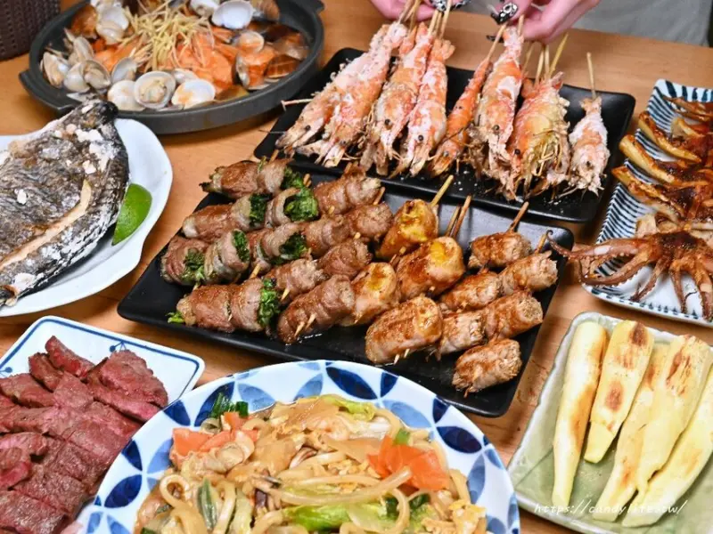 台中市西屯區巴士底家串燒｜台中人氣深夜串燒，營業至凌晨兩點，還有超Q龍貓巴士，台中親子景點推薦