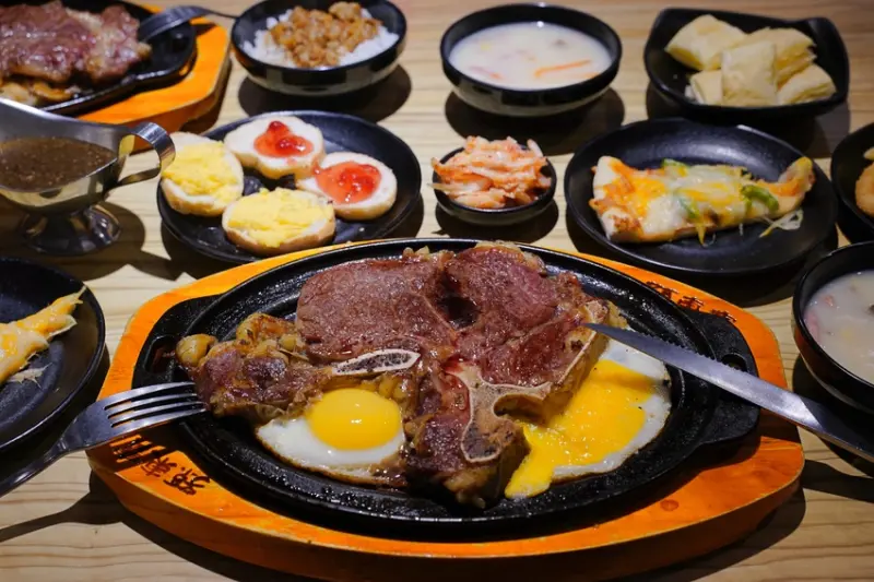 桃園市大溪區孫東寶台式牛排教父Plus升級囉！250元起現烤披薩、酥皮湯、滷肉飯、咖哩飯、沙拉、小菜、霜淇淋自助吃到飽！