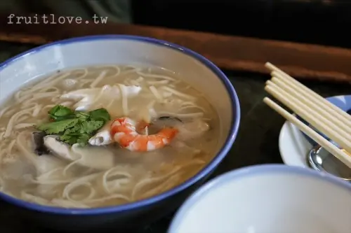 在文青復古的老宅裡，品嘗傳統美食小吃