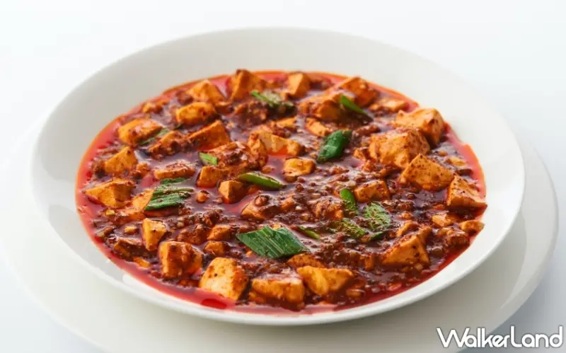 請針對下方文字，整理成五段生活報導文字，每段200-220字，使用全形標點符號且僅可使用「」，。這幾種標點符號。並撰寫出80字標題，請提供3種標題選擇。標題中需要有本文關鍵字「瑞士秋季早鳥套票」、「獨享「送天數」或「送網卡」」，最後再把所有優惠條列出來    秋季的腳步漸近，歐洲火車公司台灣總代理飛達旅遊 GoByTrain 獨家推出「瑞士秋季早鳥套票」促銷，將所有瑞士火車之旅必備票券包裝在一起，2024 年 6 月 13 日起至 6 月 20 日之間訂票，獨享「送天數」或「送網卡」的套票升級優惠，讓旅客玩得更盡興，優惠最高達 95 CHF 等值新台幣 3,500。  「瑞士秋季早鳥套票」內含瑞士旅行通行證 Swiss Travel Pass、少女峰通行證 Jungfrau Peak Pass、策馬特通行證 Zermatt Peak Pass 等，山峰券可依旅客規劃任選組合。瑞士旅行通行證可搭乘瑞士國鐵火車、巴士、遊船，一票暢遊瑞士山峰、城鎮、免費進入 500 個合作博物館，還可搭乘著名景觀列車（部分車種強制訂位）。持少女峰通行證、策馬特通行證則可搭乘登山纜車 / 火車等交通工具，輕鬆登頂欣賞壯闊美景。  【瑞士秋季早鳥套票】促銷內容  搭乘火車是暢遊瑞士交通首選，尤其瑞士擁有高山、湖泊、冰川等多種地貌，沿著令人驚嘆的自然美景路線行駛，持「瑞士秋季早鳥套票」將開啟您無拘無束的冒險之旅。 瑞士總能融合美景打造出一座宛如全景的遊樂園，把握飛達早鳥獨家放送，山峰券在手，穿越漫山遍野、冰川景觀，欣賞壯觀的美景，少女峰、策馬特之間通行無阻，如一座天際之城一覽無遺！無論您選擇短期還是長期探索，選擇權都在您手中，持免費升級版的「瑞士秋季早鳥套票」，一趟解鎖必去景點，暢遊瑞士大自然的美好不受限。  促銷內容：瑞士火車套票「送天數」或「送 20 GB 網卡」（詳見下方優惠表） 瑞士火車套票包含： 一票在手即可暢遊瑞士的「瑞士旅行通行證」 少女峰通行證、策馬特通行證（二選一或全選） 限時購票：2024 年 6 月 13 日起至 6 月 20 日 旅行期間：須在 2024 年 9 月 1 日起至 10 月 27 日間 退票規定：套票內全品項皆無法退換票 購票頁面：https://bit.ly/ebswiss  瑞士秋季早鳥套票 升級放送優惠表   少女峰山區最受矚目新景點：哈德崑 Harder Kulm 新訊  套票包含的少女峰通行證，適用因特拉肯 Interlaken 以上所有登山交通。包含：登頂至少女峰頂 Jungfraujoch、格林德瓦 Grindelwald、瀑布鎮 Lauterbrunnen、艾格冰川 Eigergletscher、艾格快線 Eiger Express，以及現在最受矚目的哈德崑 Harder Kulm…等。  從 Interlaken Ost 因特拉肯東站旁搭乘登山火車，只要 10 分鐘即可抵達海拔 1,322m 的哈德崑 Harder Kulm，每 30 分鐘就有一班車。新型現代化車廂可以欣賞到圖恩湖、布里恩茨湖、艾格峰、僧侶峰和少女峰的壯麗景色。登頂後沿著一條輕鬆的小路僅需 5 分鐘即可到抵達迷人的全景餐廳，在餐廳的陽光露台用餐，絕對是心曠神怡的享受。   因特拉肯搭乘火車登上哈德昆觀景餐廳 Harder Kulm Restaurant  2024 年 4 月全新登場的哈德昆全景觀遊樂園 Harder Kulm Panorama Playground 與景觀台 Viewpoint 就在原有的餐廳旁，號稱「全瑞士最美公園」，設有溜滑梯、盪鞦韆、平衡木...等。帶著全家登頂，當孩子們在戶外盡情放電時，大人們可以找到一個安靜的時刻來放鬆身心。靠在椅背上，讓目光徜徉於湖光山色之間，360 度零死角俯瞰因特拉肯、圖恩湖、布里恩茨湖。或前往旁邊餐廳用餐...仿佛置身天堂遊樂園之中！遊樂園營業時間與登山火車同步，約為每年四月至十一月。持瑞士旅行通行證 16 歲以下可免費同行。成人持少女峰通行證攜帶小孩則需加購 30 瑞朗兒童票。     哈德昆全景觀遊樂園 Harder Kulm Panorama Playground   哈德昆觀景台 Harder Kulm Platte - 俯瞰因特拉肯山頂   策馬特山區新亮點：敞篷纜車 Cabriolet  策馬特通行證 Zermatt Peak Pass 適用於策馬特小鎮的三座知名山峰：Rothorn 洛特峰、Gornergrat 葛內拉特、Matterhorn Glacier Paradise 冰川天堂（小馬特洪峰）。洛特峰的五湖健行近幾年非常熱門，葛內拉特以全程火車為亮點，不受氣候影響全天候營運，冰川天堂則在去年推出從瑞士搭纜車跨進義大利灰頭山 Testa Grigia / Plateau Rosa 的 Matterhorn Alpine Crossing 纜車流行了起來。  冰川天堂也在近期主打新體驗，策馬特 Zermatt 和富利 Furi 之間推出全新的敞篷纜車 Cabriolet 開放式車廂！該纜車主體自 2023 年 11 月以來已開始運營，憑藉其現代設計和通過結構原因圓形的一號支柱的通道，吸引世界各地遊客目光的焦點。從 2024 年 5 月又推出另一個亮點——露天頂層空間，即纜車頂部的獨特敞篷體驗。  遊客可在現場加購 10 瑞士法郎的頂層乘車票，通過一個額外的轉門，經由車站內的樓梯抵達空中纜車的頂部，實現了搭乘敞篷纜車的夢想，壯麗美景一覽無遺。   冰川天堂 Matterhorn Glacier Paradise 兩側路線圖   策馬特敞篷纜車 Zermatt New Cabriolet  2023 年 7 月推出的全新策馬特纜車 Matterhorn Alpine Crossing 迎來一週年，從瑞士直通義大利不到 2 個小時。海拔最高跨境移動，連接瑞士小鎮策馬特 Zermatt 與義大利阿爾卑斯山度假勝地切爾維尼亞 Cervinia，跨越阿爾卑斯高空纜車線。旅客將以前所未見的視角欣賞壯觀的馬特洪峰 Matterhorn 的美景。從海拔 3,883 公尺的 Matterhorn Glacier Paradise 冰川天堂（小馬特洪峰）纜車站連接至海拔 3,458 公尺的義大利 Testa Grigia 灰頭山纜車站，這個路段只需要 4 分鐘，就從瑞士進入義大利！  策馬特跨國纜車 Zermatt Alpine Crossing - 需額外購票  從義大利俯瞰瑞士標誌性山峰馬特洪峰 Matterhorn    飛達旅遊 GoByTrain 官網中文訂位介面，輕鬆操作  為了解決旅客的困擾，歐鐵台灣總代理飛達旅遊 GoByTrain 獨家推出中文、易上手的瑞士景觀列車訂位平台（https://bit.ly/swissresv），幫旅客搶購一票難求的冰河列車、柏連納列車等景觀列車訂位。在飛達旅遊官網還可一站完成所有瑞士自助旅行需求，可加購旅行中必備的歐洲網卡、各式城市交通卡、當地一日遊行程、機票、住宿等。  最後，如果您還在煩惱如何安排行程、猶豫該選哪一種套票才好？飛達旅遊提供 15 、30 分鐘不等的旅遊諮詢服務。若您需要專人幫忙從 0 開始規劃歐洲自助行程，飛達旅遊更提供獨家的客製化行程設計服務。