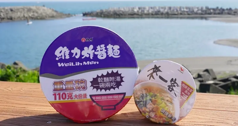 不只南投有泡麵土地公！南部海景泡麵土地公「永安烏林投玄德宮」，吃泡麵求保庇，還能邊賞海景。