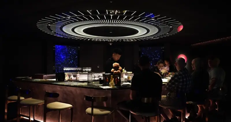 上太空喝調酒！新潮高雄酒吧「SS Bar春・宇宙星空餐酒館」，創意調酒「銀河光」必點，當月壽星招待三種薯條。