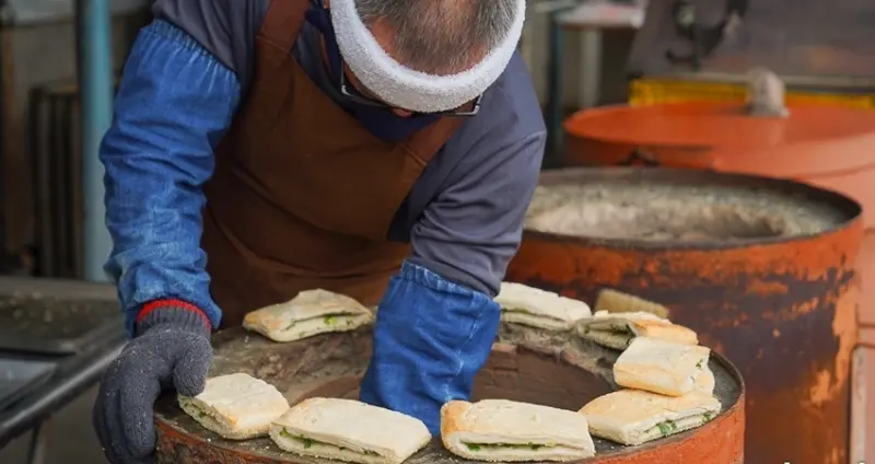 沒預訂吃不到！眷村古早味燒餅、一天只賣四小時「北方炭烤燒餅」，胡天蘭也推薦，燒餅還可以夾手工黑輪片。