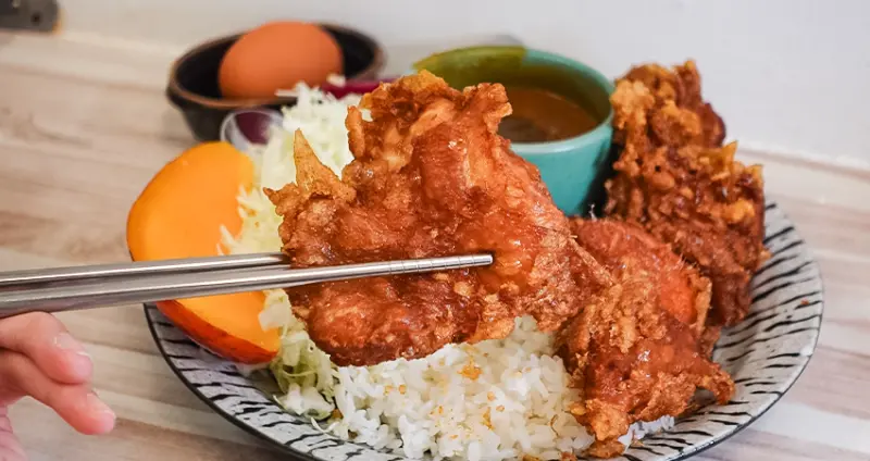 135元咖喱飯吃到飽！無限續飯續醬超狂，晴光市場美食「十巷咖哩」炸豬排超厚超過癮，最高紀錄七盤誰要挑戰。