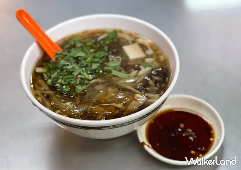 基隆廟口夜市「基隆林家三鮮水餃」隱身仁愛市場二樓，全菜單僅賣3個品項/ WalkerLand窩客島整理提供 未經許可不可轉載。