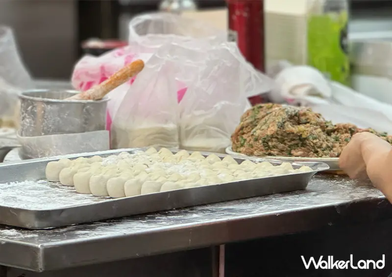 基隆廟口夜市「基隆林家三鮮水餃」隱身仁愛市場二樓，全菜單僅賣3個品項/ WalkerLand窩客島整理提供 未經許可不可轉載。