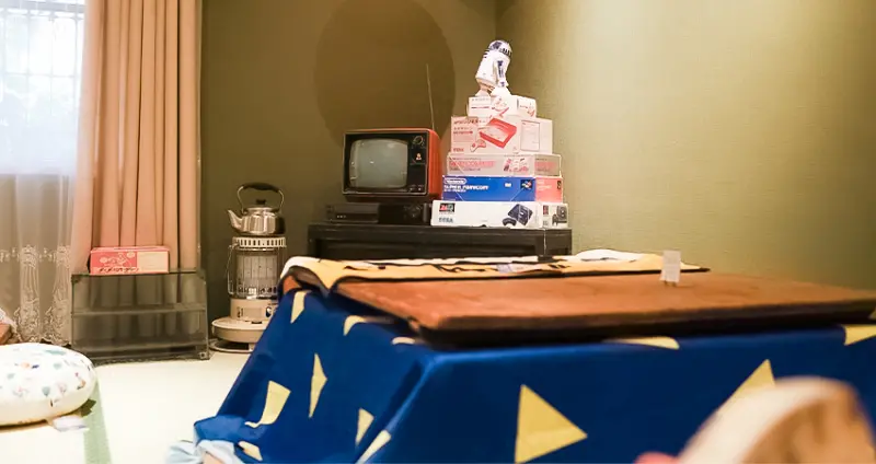 根本蠟筆小新家！台北餐廳推薦「Nomonohe のものへ」有貓有復古遊戲機免費玩，三種包廂就像漫畫場景。