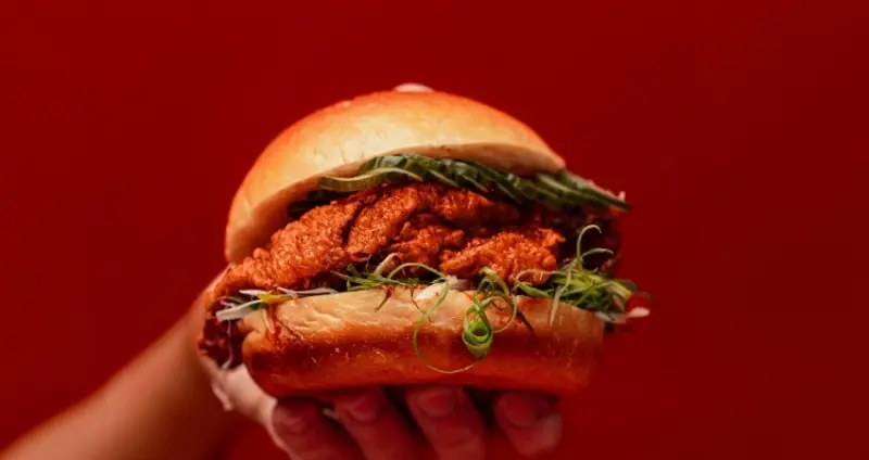 香鷄城強勢回歸！週末炸雞漢堡俱樂部與香鷄城攜手推出限量聯名限定烤雞盒，前100名消費者即贈送限量品牌提袋。