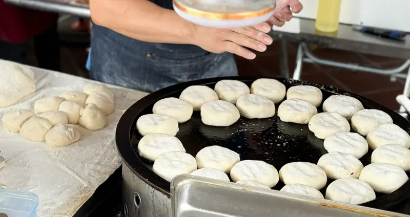 每天只賣4小時！台南老店「鹽水煎包」在地飄香超過40年，全菜單僅有5種品項。
