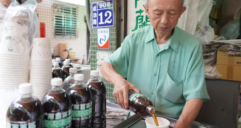 消暑退火來一杯！40年歷史涼茶攤、在地人推薦「阿蘭百草茶行」，青草茶、養肝茶、冬瓜茶通通有。