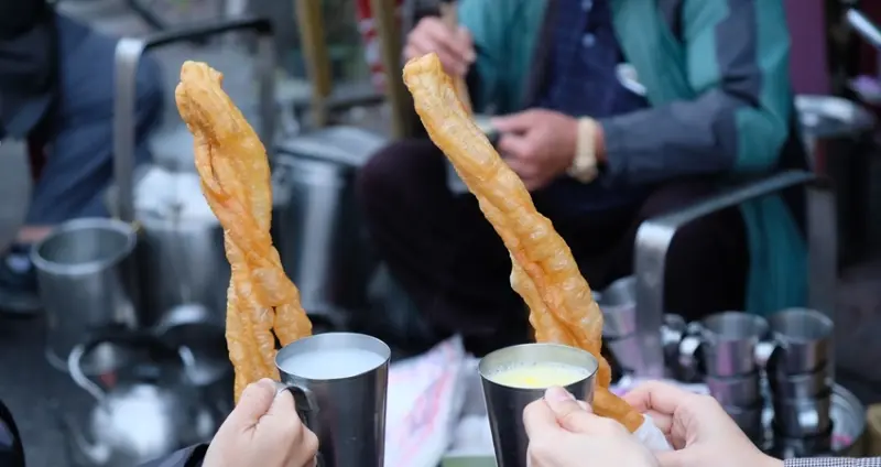 最接地氣的嘉義早餐！80年古早味、傳承三代「嘉義南門包氏炭燒杏仁茶」，吃油條配杏仁茶，老饕都加蛋。