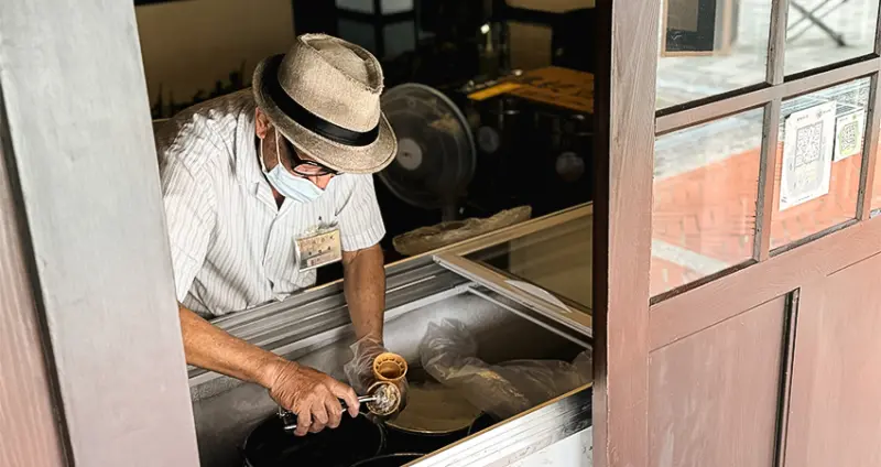 來古蹟吃叭噗！台南鹽水美食推薦「永成戲院」三球冰淇淋只要25元，搭配唯美復古戲院超好拍，