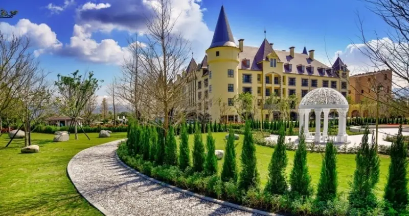 花蓮台東買一送一！瑞穗天合攜手日暉渡假村推出客房聯賣「雙人二泊四食」18000元起，搶攻國旅必住清單。