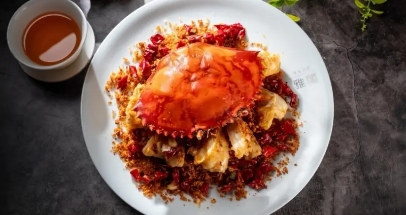 雅閣2024新菜單！台北文華東方「雅閣」夏季蟹宴，15年陳年花雕蛋白蒸蟹鉗、經典港式避風塘炒辣蟹，正式開放訂位。