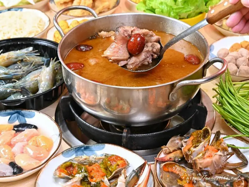 台中市南區洪師傅薑母鴨｜這間薑母鴨好狂，活體紅蟳入鍋，還有夏季菜單新上市，瑪卡雞、枸尾雞、排骨爐、溫體牛肉爐通通吃得到