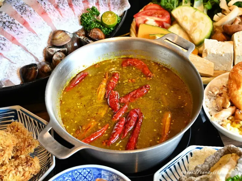 台中市沙鹿區尚石苑石頭火鍋專賣｜銷魂金湯酸菜魚新上市，酸辣帶勁，搭配現炸魚皮超讚