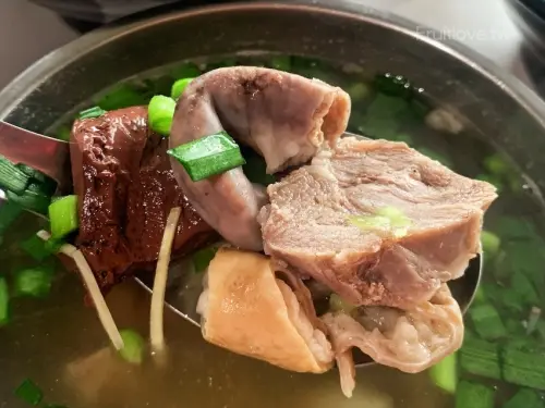 許多饕客推薦，爌肉飯、炒麵、綜合湯，餐點便宜又好吃，份量很足，還有古早味紅茶