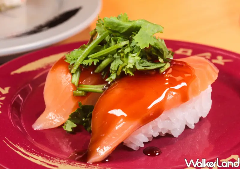 壽司郎香菜鮭魚壽司/ WalkerLand窩客島整理提供 未經許可不可轉載。