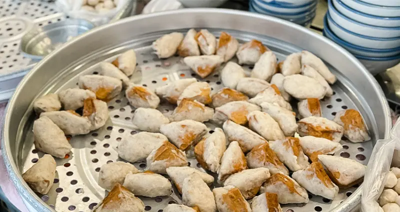 基隆人從小吃到大！古早味「豆干包」一碗只要35元，基隆魚丸老店「大白鯊魚丸」一賣就是70年歲月。