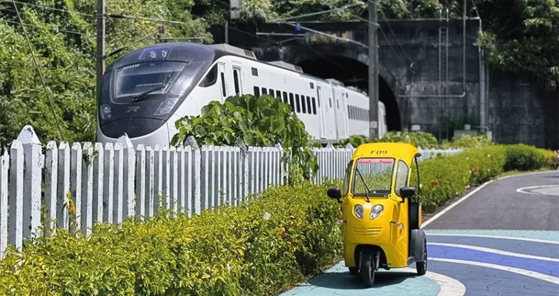 台灣也有泰國嘟嘟車！夏天再來碗石花凍挫冰，北海岸景點「舊草嶺隧道一日遊」海岸線超美超好拍。