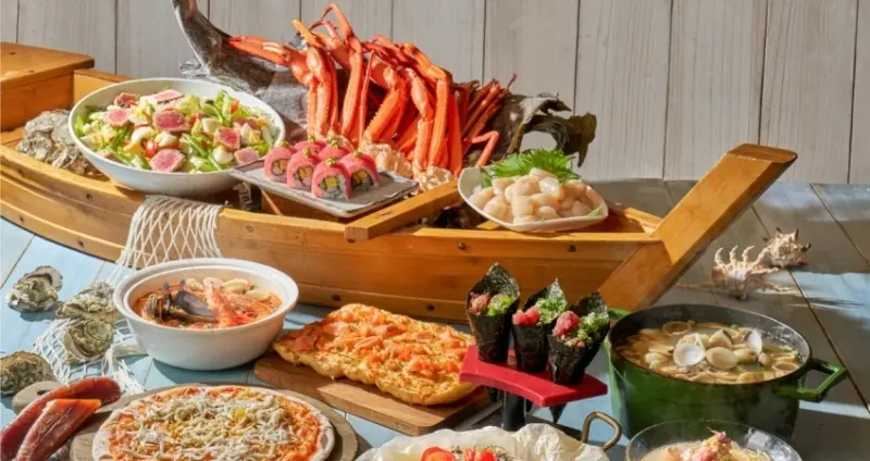 帶長輩吃大餐有優惠！台北六福萬怡敘日75折吃到飽、粵亮銅板價帶走家庭號酸梅湯。