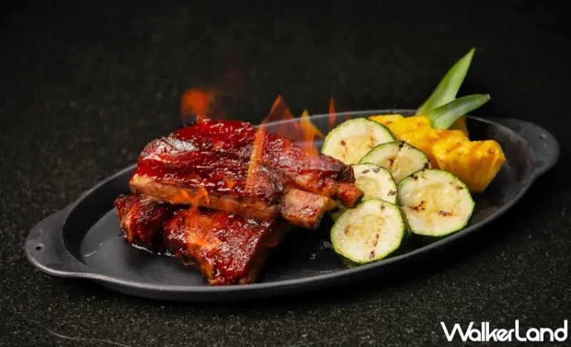 溜溜酸菜魚專賣店150元折價券搶先領，PAVO餐酒館4人同行贈火烤蜜汁豬肋排。