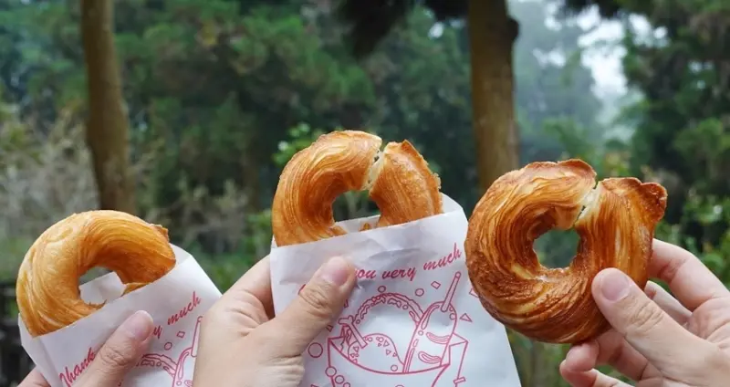 買十送一！平日也排爆、奮起湖必買甜甜圈「百年檜木甜甜圈」，現烤現吃、最佳奮起湖伴手禮。